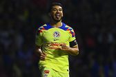 Carlos Reinoso felicita a Henry Martín luego de alcanzarlo como goleador azulcrema