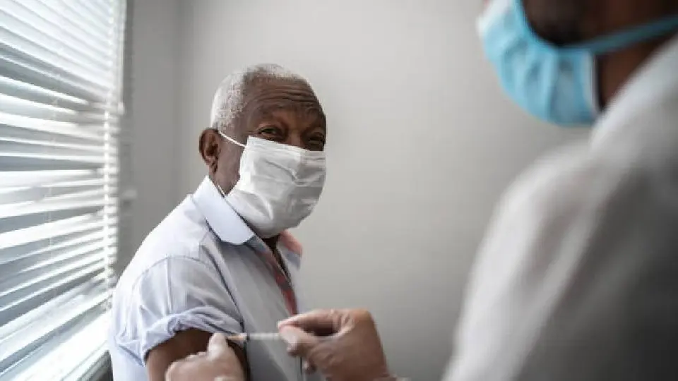 ¡Increíble! Hombre se vacunó voluntariamente 217 veces contra la COVID en tan solo 29 meses