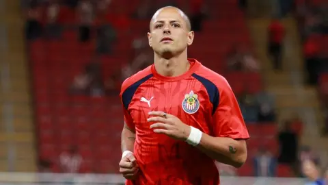 Chicharito Hernández protagoniza caída durante transmisión de la Kings League América