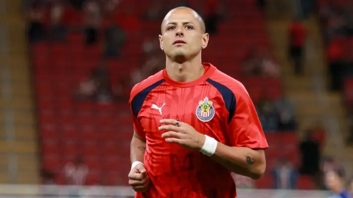 Chicharito Hernández protagoniza caída durante transmisión de la Kings League América