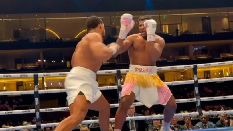 Anthony Joshua noquea poderosamente a Francis Ngannou en dos rounds