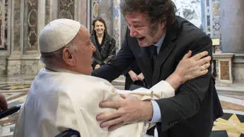 Papa Francisco y Javier Milei, se unen en abrazo fraterno