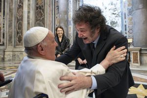 Papa Francisco y Javier Milei, se unen en abrazo fraterno