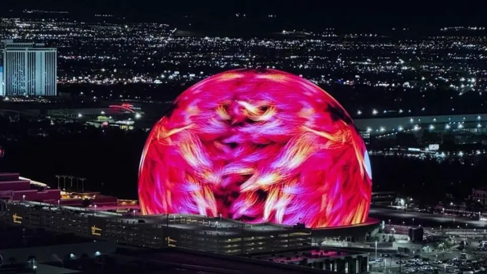 Hombre escala la emblemática estructura "The sphere" de Las Vegas