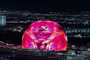 Hombre escala la emblemática estructura "The sphere" de Las Vegas