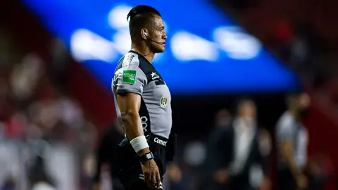 Video: Juez de Línea se volvió viral al entrar al terreno de juego en el Santos VS Cruz Azul