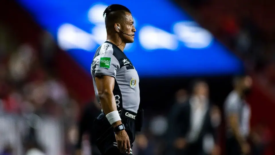 Video: Juez de Línea se volvió viral al entrar al terreno de juego en el Santos VS Cruz Azul