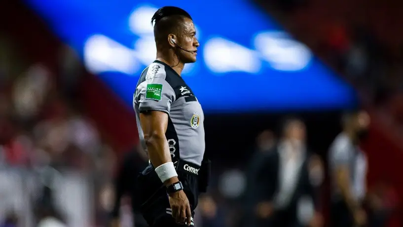 Video: Juez de Línea se volvió viral al entrar al terreno de juego en el Santos VS Cruz Azul