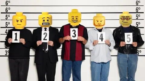 Policía de Estados Unidos cubre con Legos la identidad de criminales