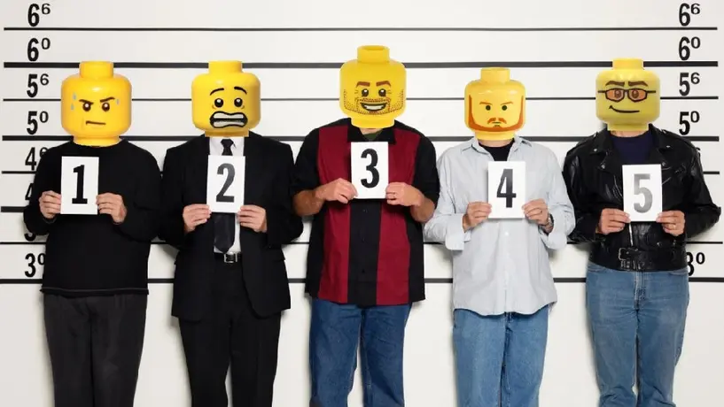 Policía de Estados Unidos cubre con Legos la identidad de criminales