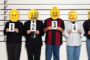 Policía de Estados Unidos cubre con Legos la identidad de criminales