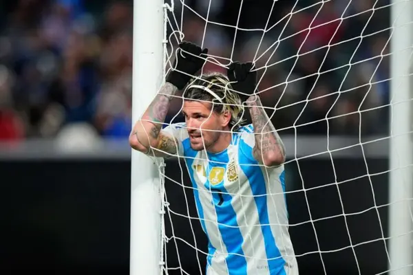 La respuesta de 'Dibu' Martínez a la comparación de Rodrigo de Paul con David Beckham