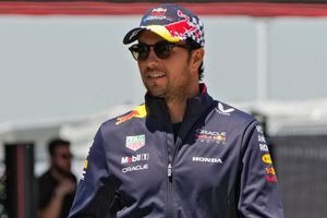 Llueven críticas y memes a ‘Checo’ Pérez por sorpresivo ‘cambio de look’