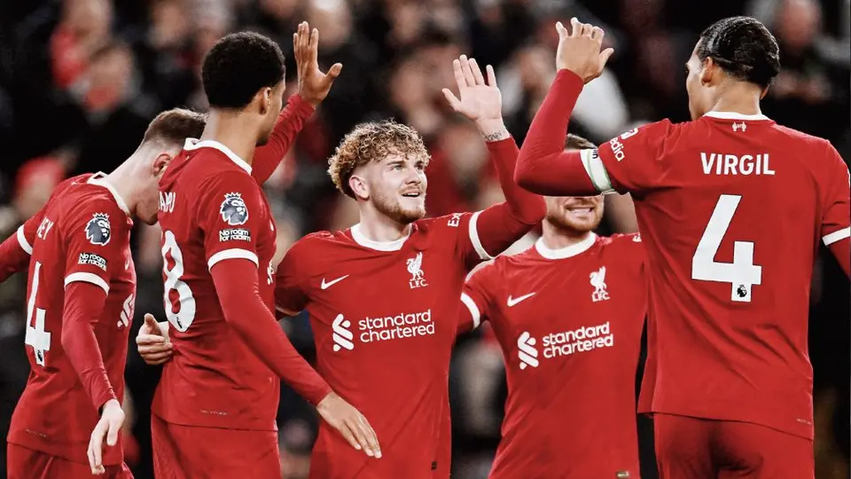 Liverpool remonta, golea al Luton Town y se mantiene en la cima de la Premier League