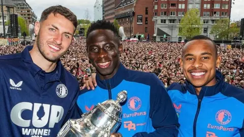 Santiago Giménez y Feyenoord celebraron su título de Copa ante miles de aficionados