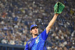 ¡Oficial! Trevor Bauer lanzará con Diablos Rojos en el duelo ante Yankees