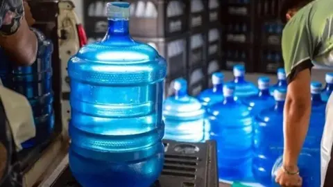 Regalan garrafones de agua potable a los afectados por contaminación del líquido, en la Benito Juárez