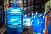 Regalan garrafones de agua potable a los afectados por contaminación del líquido, en la Benito Juárez