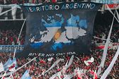 Hinchas de River Plate sacan manta y canticos contra ingleses en memoria de las Islas Malvinas
