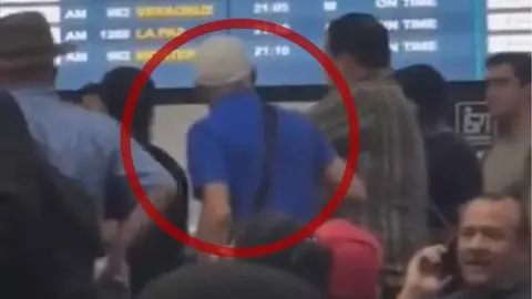 ¡No se guardó nada! Tuca Ferretti 'explota' tras demora en aeropuerto de la CDMX