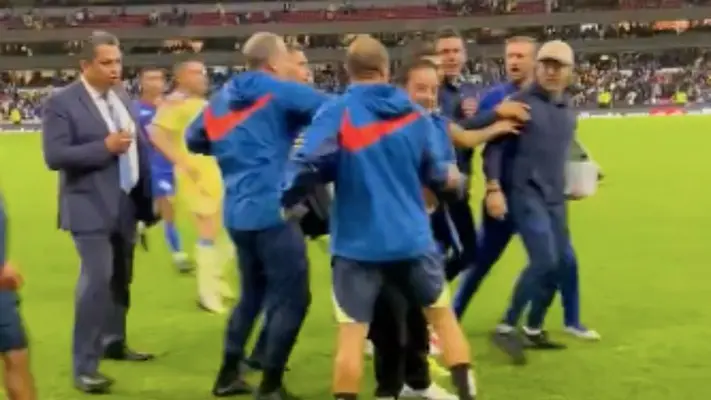Asistentes de Jardine y de Anselmi terminan peleando tras el Clásico Joven