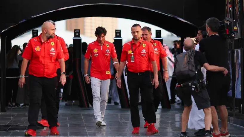 ¡Está de vuelta! Carlos Sainz apareció en el GP de Arabia Saudita tras ser operado
