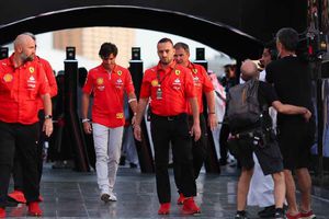 ¡Está de vuelta! Carlos Sainz apareció en el GP de Arabia Saudita tras ser operado