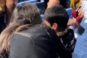 ¡Ejemplar! Afición de Rayados consuela a pequeño aficionado de los Pumas tras la derrota