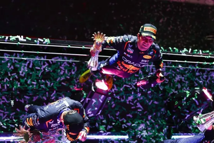¡A la caza de un histórico! Checo Pérez podría superar una marca de Michael Schumacher este año