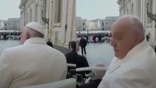 Fuerte viento le vuela el 'gorro' al Papa Francisco