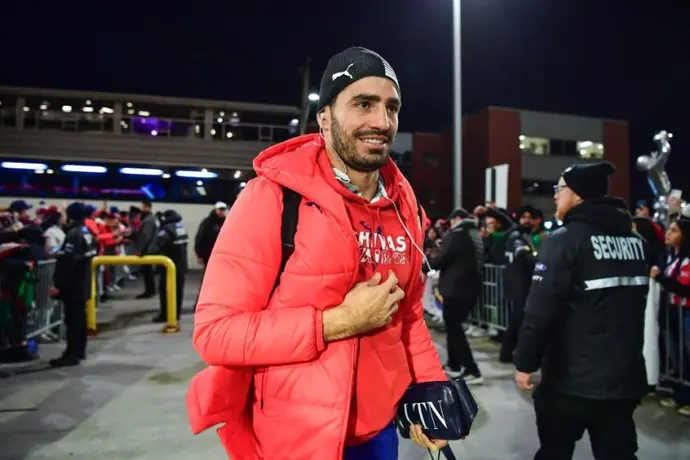 Jugadores de Chivas "rifaron" un gallo para jugarle broma al 'Pollo' Briseño
