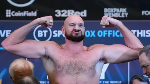 Combate entre Tyson Fury y Oleksandr Usyk se pospondrá por lesión del inglés