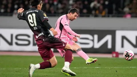 ¡La magia no se acaba! Lionel Messi tiró tres caños en el partido contra Vissel Kobe