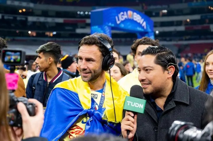 Miguel Layún con Julio Ibáñez de TUDN