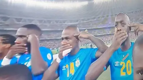 Copa Africana: Futbolistas del Congo realizan gesto de protesta en contra de la violencia en su país
