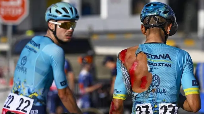 Tejada y Gazzoli cruzan la meta unidos por una bicicleta: el gesto que dio la vuelta al mundo