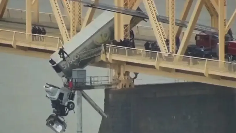 ¡De película! Camionero que colgaba de un puente es rescatado de emergencia VIDEO