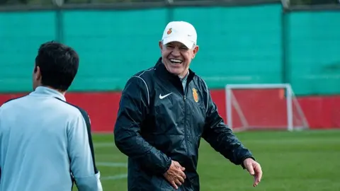 ¡En el barco del 'Vasco'! Aficionados del Mallorca dedican manta a Javier Aguirre