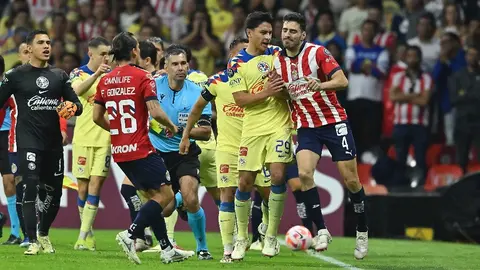 Clásico Nacional: 'Pollo' Briseño quiso 'reventar' a Diego Valdés y desató conato de bronca