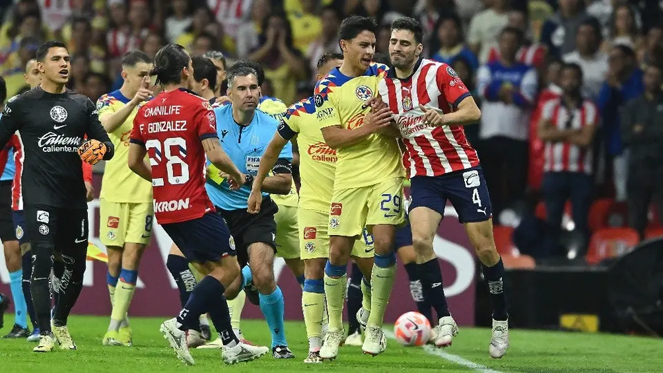 Clásico Nacional: 'Pollo' Briseño quiso 'reventar' a Diego Valdés y desató conato de bronca