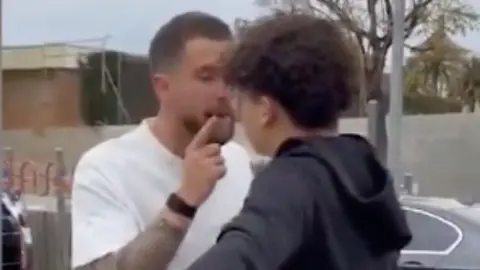 Iñigo Martínez, defensa del FC Barcelona, se encaró con aficionado tras insulto