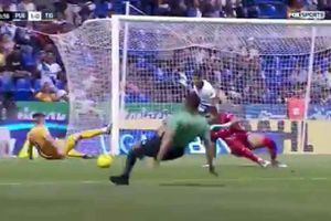 ¡Tremendo oso! Árbitro se resbaló en plena jugada en el Puebla vs Tigres