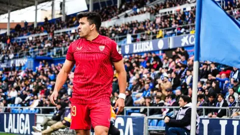 Detienen duelo Getafe-Sevilla por insultos racistas al argentino Marcos Acuña