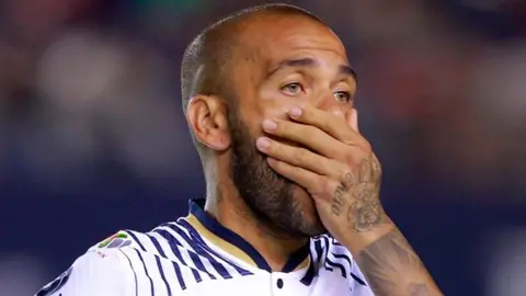 Abogada de Dani Alves buscará reducir su sentencia: “Sigo creyendo en su inocencia”