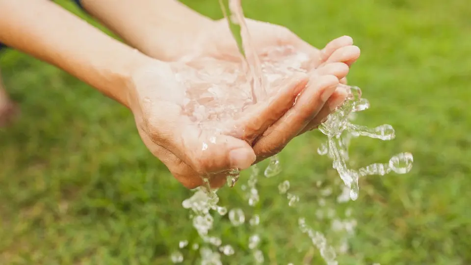 Reportan olor a gasolina en agua potable de la CDMX; gobierno niega que esté contaminada