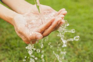 Reportan olor a gasolina en agua potable de la CDMX; gobierno niega que esté contaminada