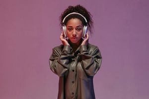 ¡Cuidado! El uso excesivo de audífonos y la poca limpieza, pueden quitarte la audición