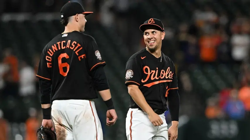 Ramon Urias sonríe en juego con Ryan Mountcastle | AP