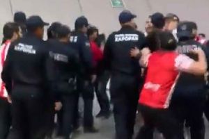 ¡Enloqueció! Pseudoaficionado de Chivas agredió a policía tras la derrota ante América