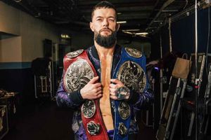 ¡CU, CU, Pumas! Finn Balor sigue demostrando su amor por el equipo universitario